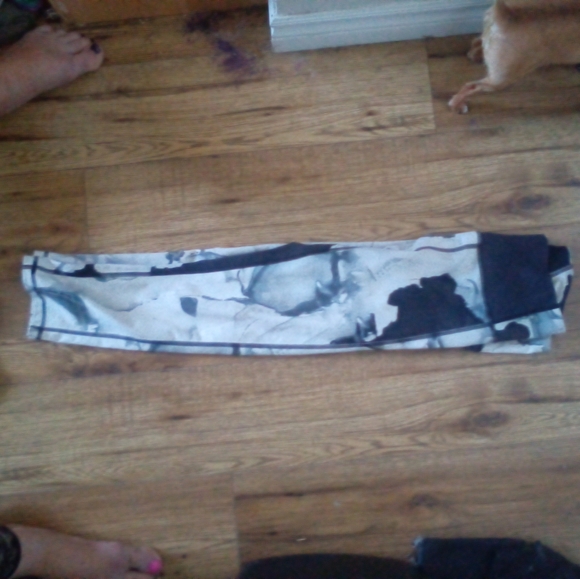 Under Armour like new condition 3/4 length leggings - Picture 4 of 4